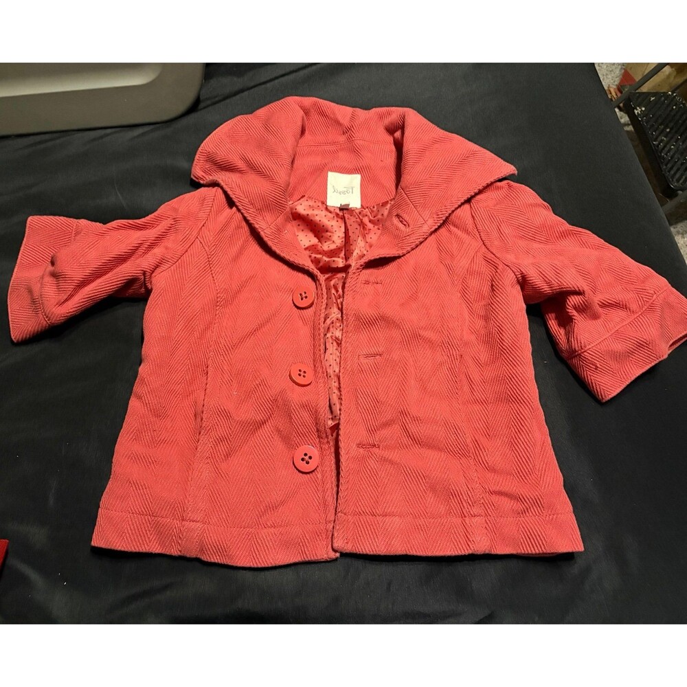 Fossil salmon cropped jacket with a wide collar and three button closures.